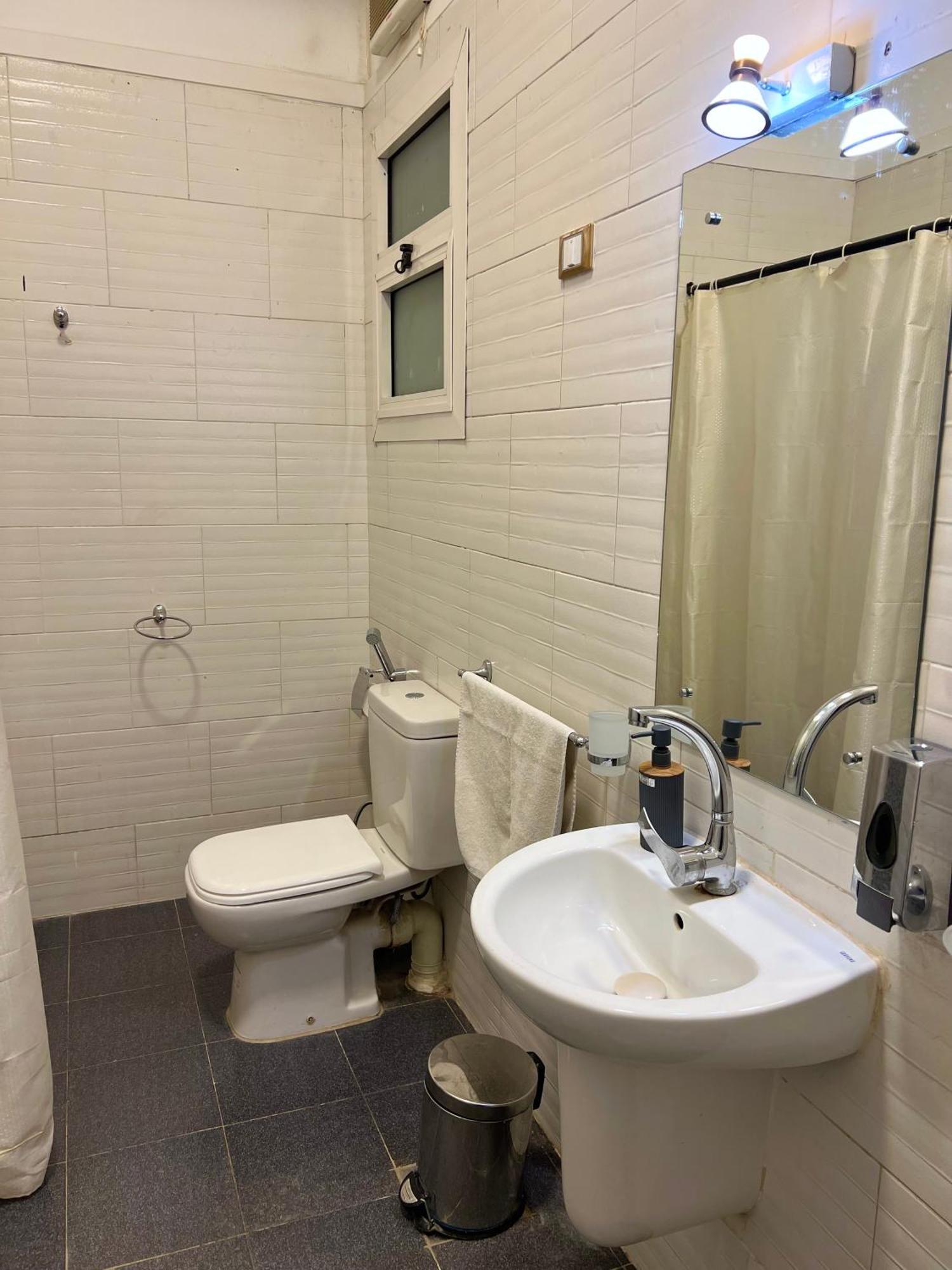 Timeless Classic 3br In Downtown - Mint 8 *